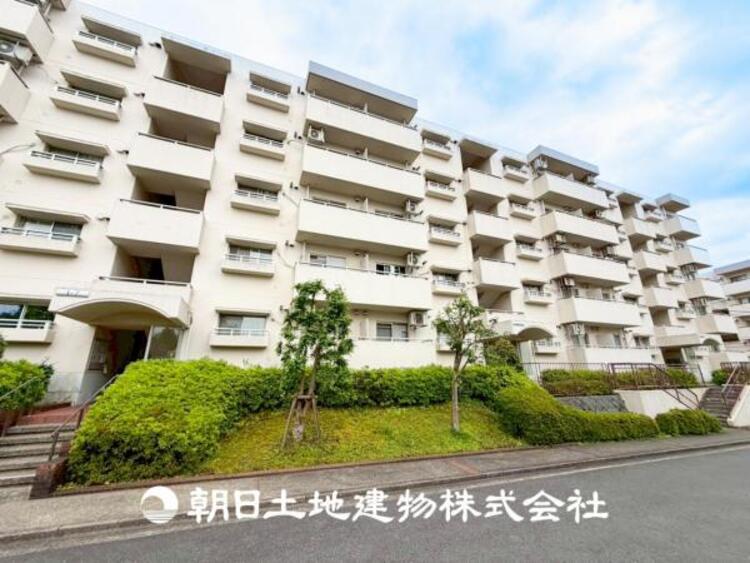 外観 【外観写真】表現された空間はたくさんの光を浴び、風を感じ、暮らしの時間を豊かにしてくれます。デザインされた空間と競い合うかのような充実した建物と共に大切な家族の思い出を刻んでいきます。