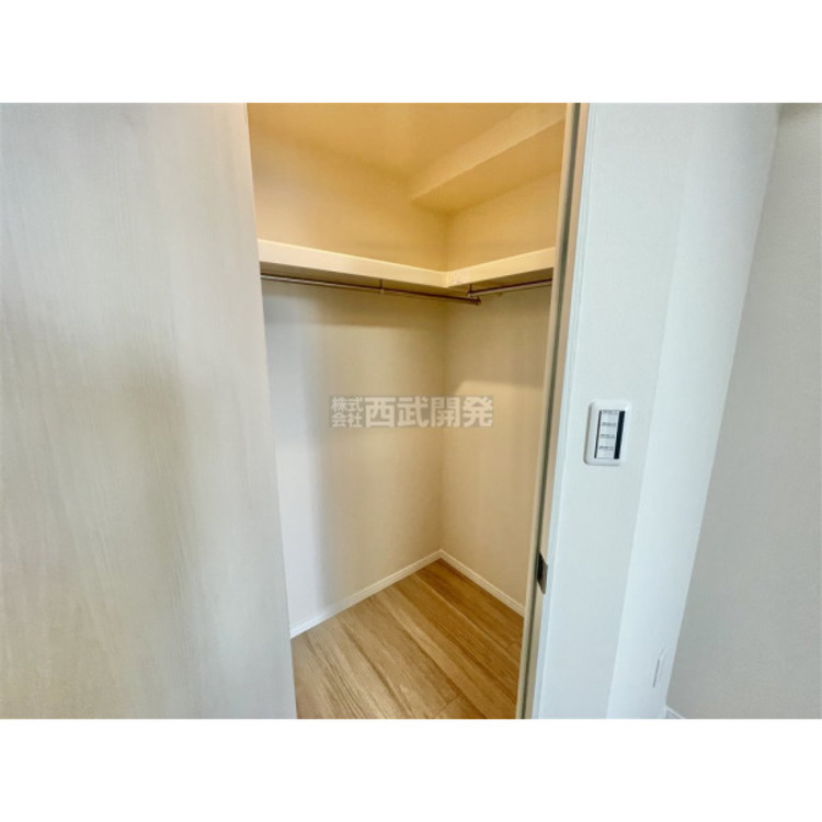 収納 大容量のウォークINクローゼット付、衣類や鞄のほかに、かさばる荷物や季節物もスッキリ片付きます。