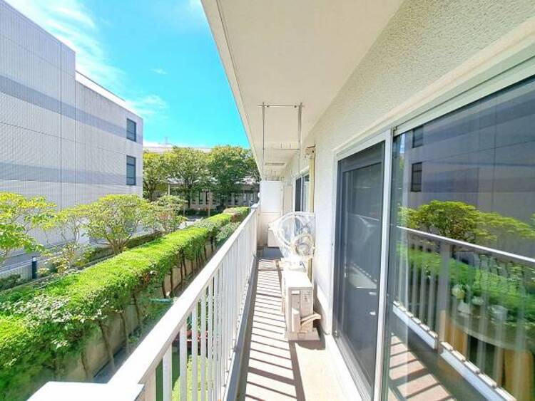 バルコニー ２部屋またぐ広さの風通しのよいバルコニー。お洗濯物も乾かしやすいですね。