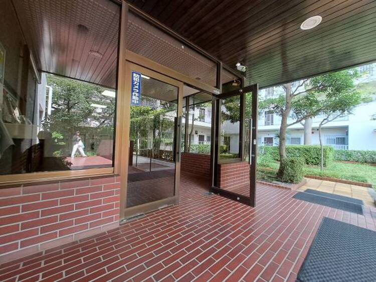 エントランス 居住者の帰り、訪れる方を優しく迎えてくれるエントランスです。