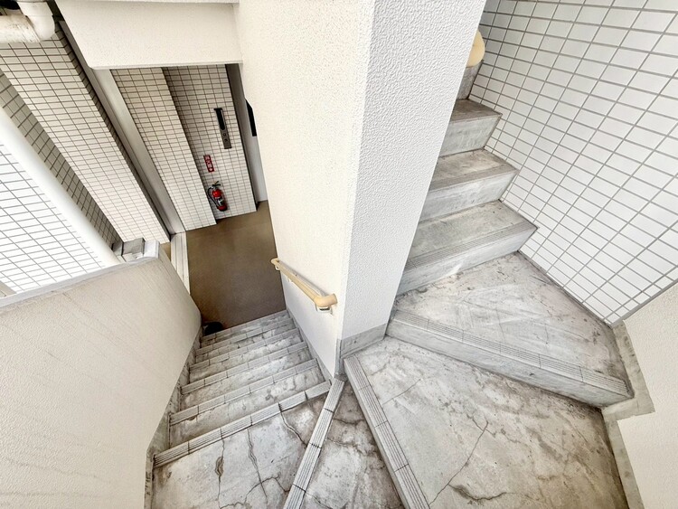 その他 共用部の階段です。明るく清潔に管理されています。