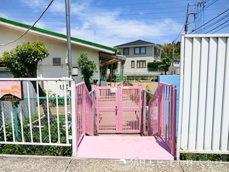 周辺 【奈良保育園】1430ｍ　外遊びや基本的な生活を大切にしており、子どもらしくのびのびと成長できます。地域密着型で、緑豊かでゆったりとした住環境が反映された穏やかな雰囲気の保育園です。