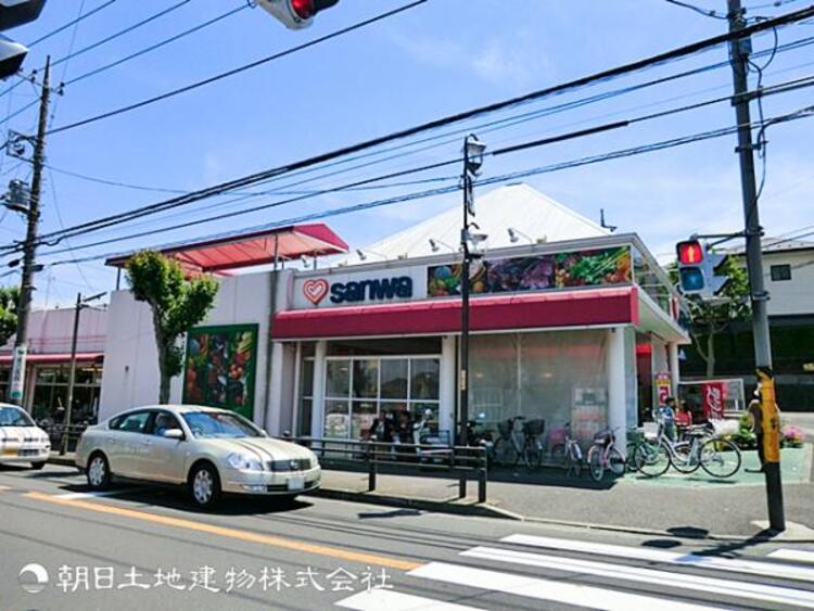 周辺 【三和奈良北店】970ｍ　生鮮の鮮度が評判で、定期的な特売もあり地域のご家庭の生活を支えるスーパーです。店内がゆったりしていてお子様連れやご年配の方もお買い物しやすいのも魅力です。