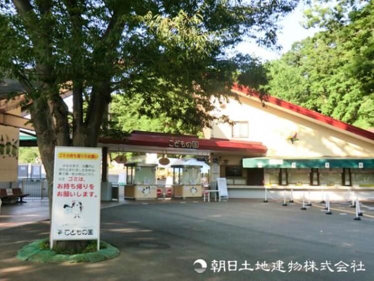 周辺 【こどもの国】2300ｍ　丘陵の自然を生かした約１００ヘクタールの広大な敷地に、牧場やプールや・スケート・ロングすべり台など多彩な遊び場があり、思いっきり遊べるファミリーに嬉しいスポットです。