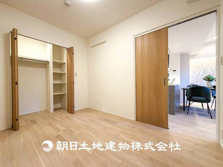 内装 【洋室】自宅で快適に過ごす条件は一人ひとり違います。個性が強すぎないシンプルな内装とシンプルなデザインで統一しております