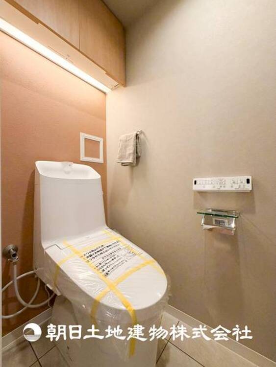 トイレ 【トイレ】家族みんなが毎日使う場所だから。お掃除がしやすい方はいい。汚れをふき取り易いフロアと壁紙をチョイス致しました