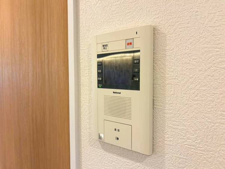 設備 【モニター付インターホン】お子様のお留守番にも安心なＴＶモニタ付インタホン。来客者を確認できる上に留守中の録画もできます