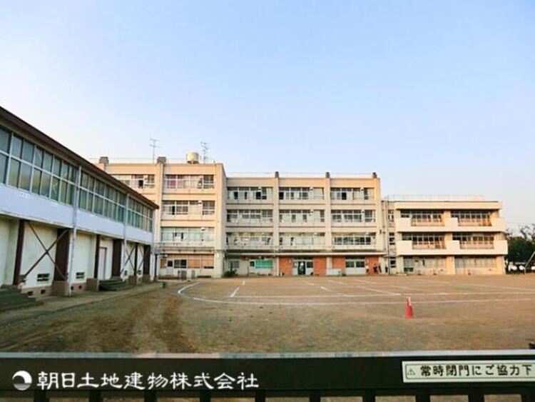 周辺 【新井中学校】1600ｍ　山の上に立地しており、あふれる自然と見晴らしのよさが心地良い校舎です。生徒数が多すぎずアットホームな雰囲気で、穏やかな生徒が多いと評判です。