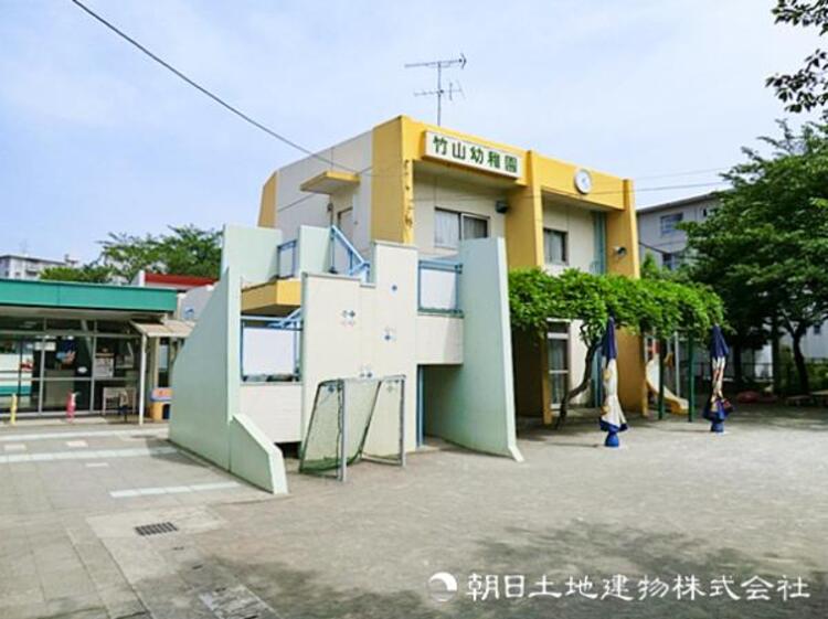 周辺 【竹山幼稚園】770ｍ　１クラス１０名前後の少人数制で、手厚い関わりをしてくれるアットホームな園です。年間行事も豊富でお子様が楽しく刺激を受けることができる環境です。