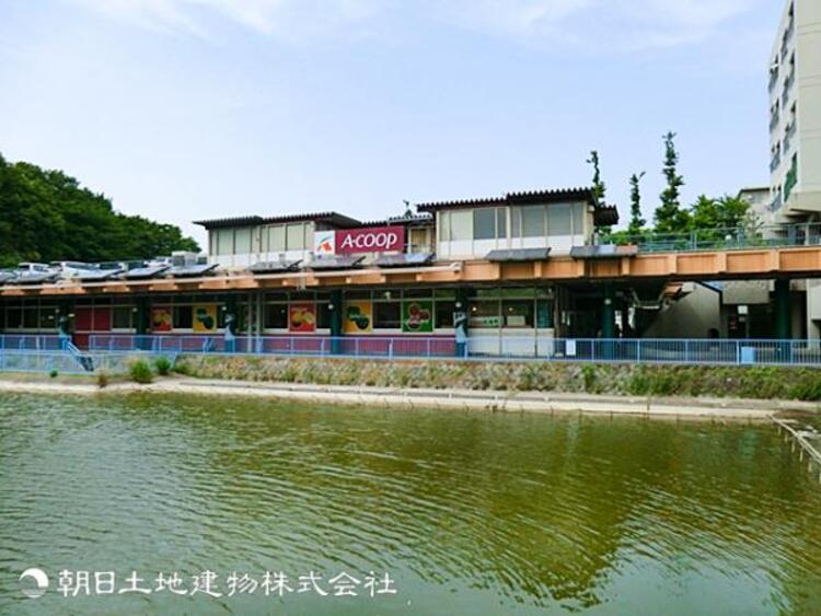 周辺 【Aコープ緑竹山店】710ｍ　生協ならではの高い品質基準で小さなお子様のいるご家庭にも安心です。落ち着いた店内で利用しやすく、地域の暮らしをしっかり支える身近な存在です。