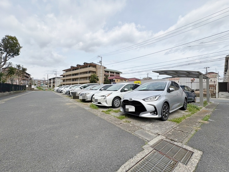 駐車場 本物件の駐車スペースです。車種制限のある場合もございますので、お気軽にお問い合わせくださいませ。