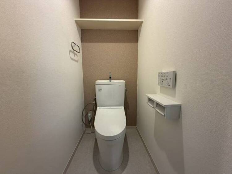 トイレ 白を基調としたウォシュレットトイレは清潔感あるプライベート空間を演出します。