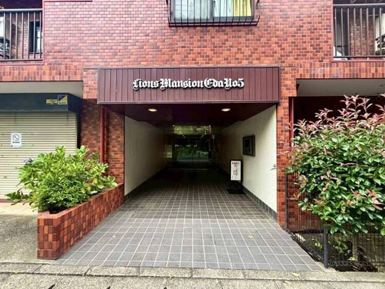 エントランス 居住者の帰り、訪れる方を優しく迎えてくれるエントランスです。