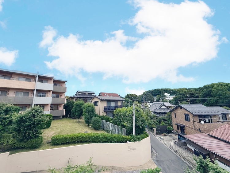バルコニー 窓を開けると広がる青空。心をリフレッシュして日々を過ごしていきましょう。