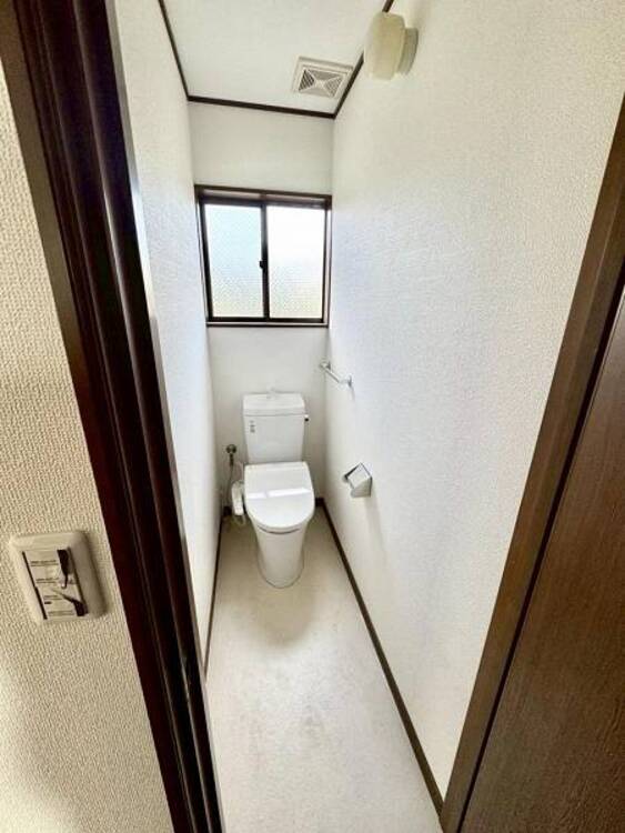 トイレ 白を基調としたトイレは清潔感あるプライベート空間を演出します。