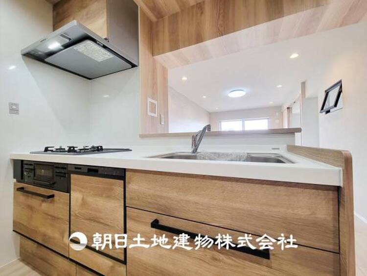 キッチン 【キッチン】住宅の主役でもあり、日常生活を過ごす上で重要な水回りでもあるからこそ機能性・デザイン性に拘りました。お掃除のしやすいシステムキッチンを設置しました。