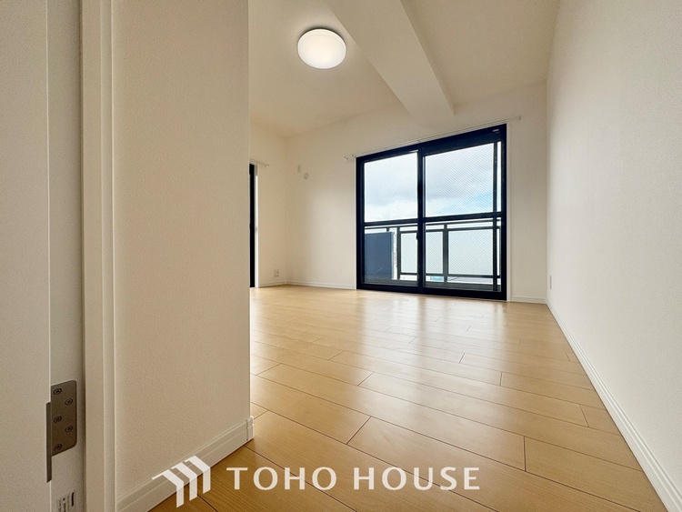 内装 使いやすく、明るい洋室に仕上がります。子供部屋や趣味のお部屋にご利用できます。ご自身で家具などを配置し、素敵な空間を創り上げられます。