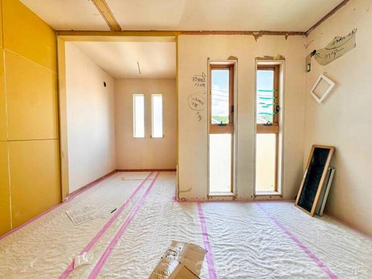 内装 穏やかな寛ぎあじわえるお部屋では有意義な時間がつくれます！大きな窓からと陽光が注がれる明るい空間！光もアクセントの一つとして。一人時間も充実したものにできるプライベートルームは日々を豊かにします！！ 