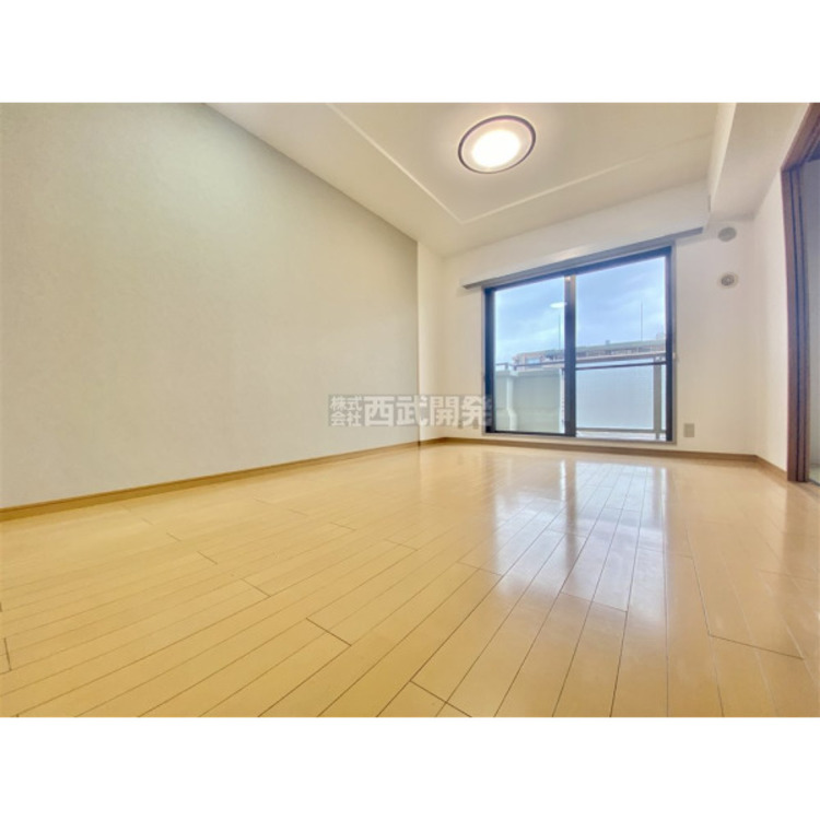 居間 アクセントクロスを施してあります。一面に変化を加えるだけで、お部屋の雰囲気がガラっと変わります。