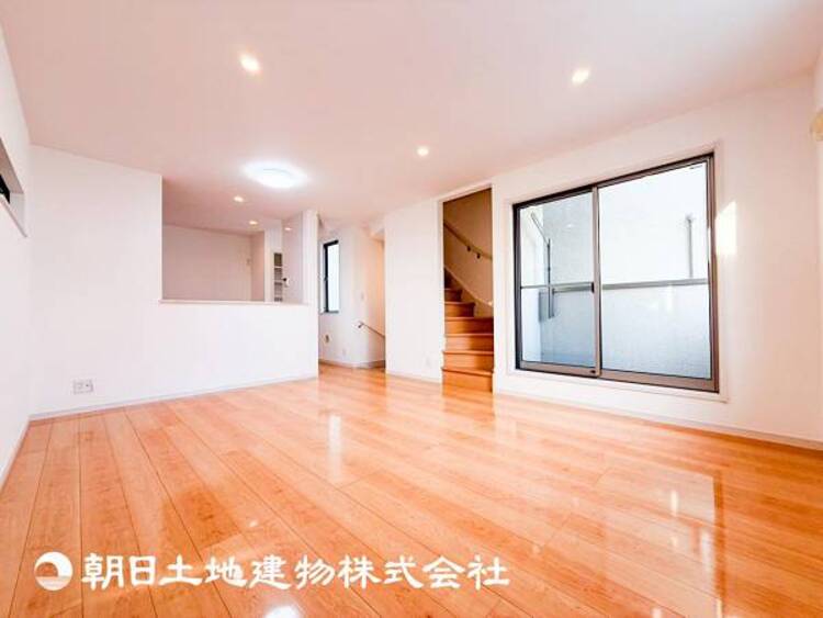 居間 【リビング】大切なご家族、招いた友人と過ごすひと時を溢れる光が優しく包み込む空間。