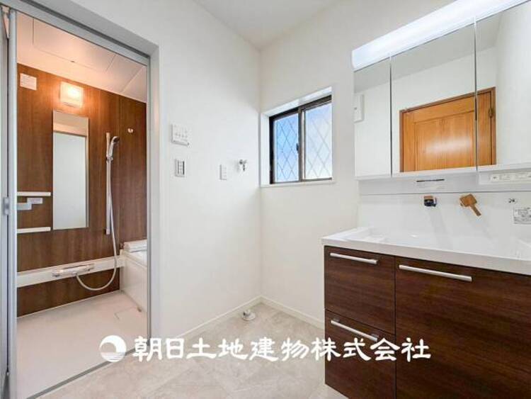 洗面 【洗面化粧台】 広々とした洗面台は、日々の身だしなみチェックや歯磨きなど、朝の慌ただしい時間でも心に余裕とゆとりを作ってくれます。今日も１日頑張ろう。そう思える場所でありたいと思っています。 
