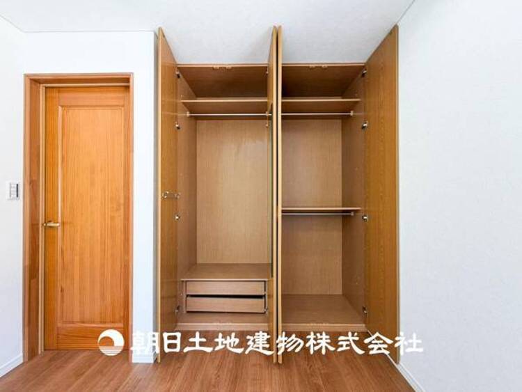 収納 【収納】 全居室に収納付き、共用スペース収納もあり、すっきり片づけて広く使えます。 