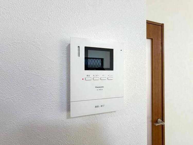 設備 【モニター付きインターホン】訪問者の確認が出来るので、セキュリティ対策にも最適のモニター付きインターホン。