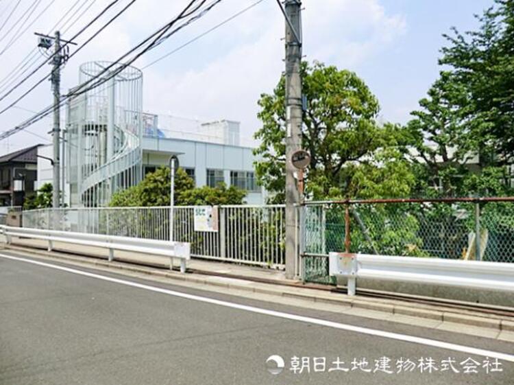周辺 【ちとせ保育園】1090ｍ　家庭的で温かな雰囲気の中、子どもの成長を丁寧に見守る保育園。遊びや生活を通して自主性と社会性を育み、安心して通える地域に親しまれる園です。