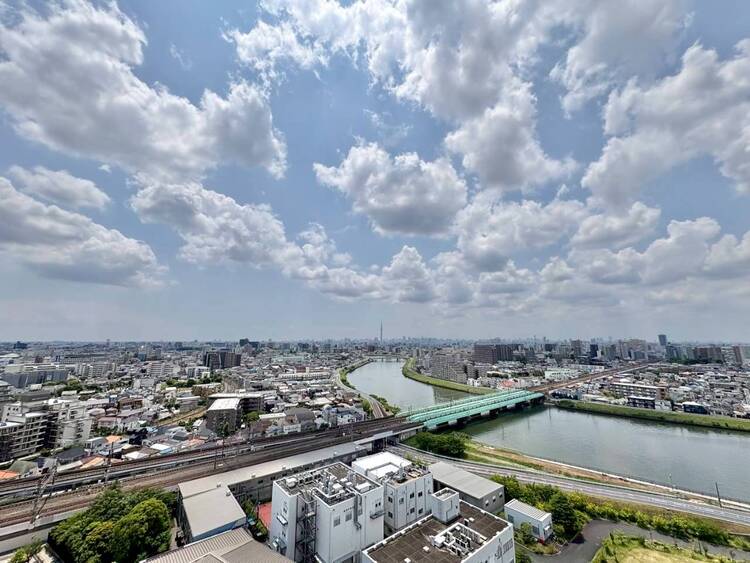 バルコニー 窓を開けると広がる青空。心をリフレッシュして日々を過ごしていきましょう。