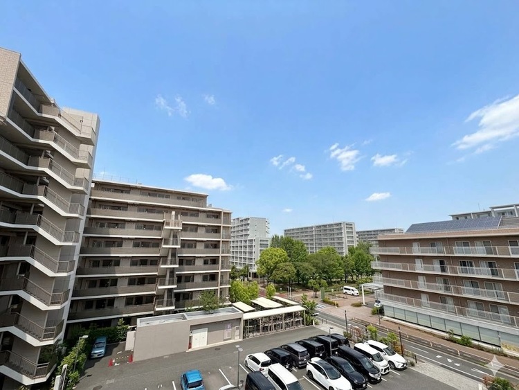 バルコニー 窓を開けると広がる青空。心をリフレッシュして日々を過ごしていきましょう。