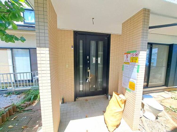 その他 落ち着いた雰囲気の玄関、家族の帰りを暖かく迎えてくれます。（2026年7月撮影）