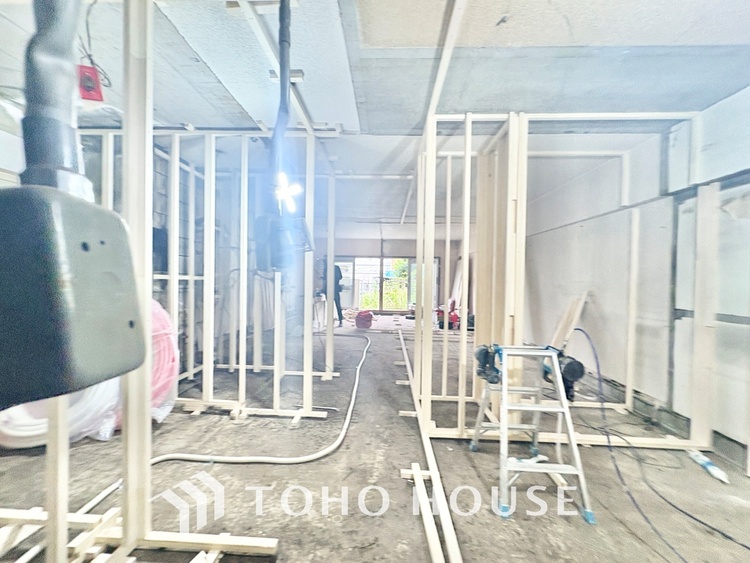 内装 【改装中】採光や風通しを考えて設計された間取り。近隣との視線を考え、街全体で調整される窓位置。外観だけでなく、そこに住まうご家族の心地よさを最優先しました。