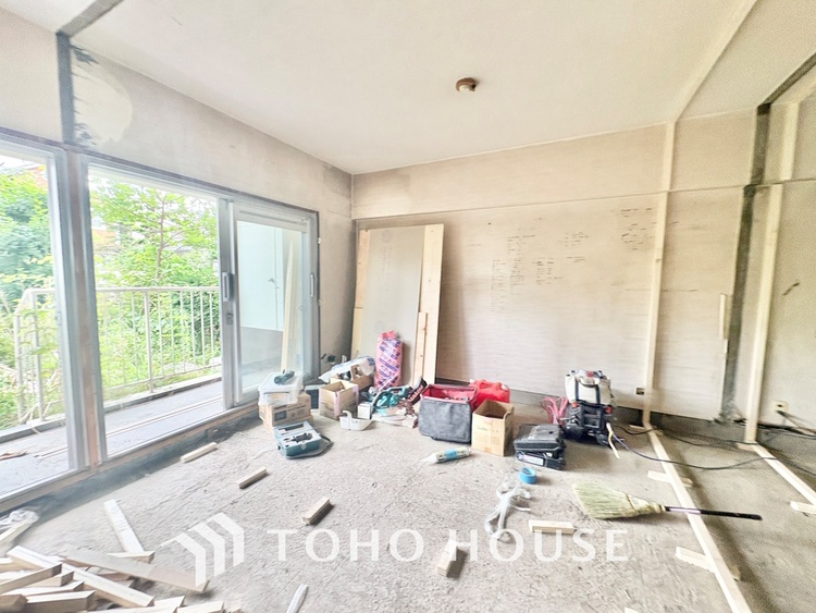 風呂 【改装中】【浴室】《一日の疲れを落としてくれる場所は、落ち着く場所でなければならない》　高級感溢れるカラーと大きさ・柔らかな曲線で構成された半身浴も楽しめるバスタブが心地よさをもたらします。
