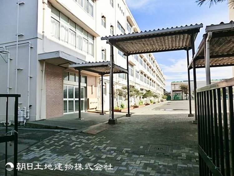周辺 【新田中学校】900ｍ　落ち着いた環境で学習と部活動の両立を大切にし、生徒が主体的に成長できる中学校です。地域とのつながりも深く、安心して通える学校として親しまれています。
