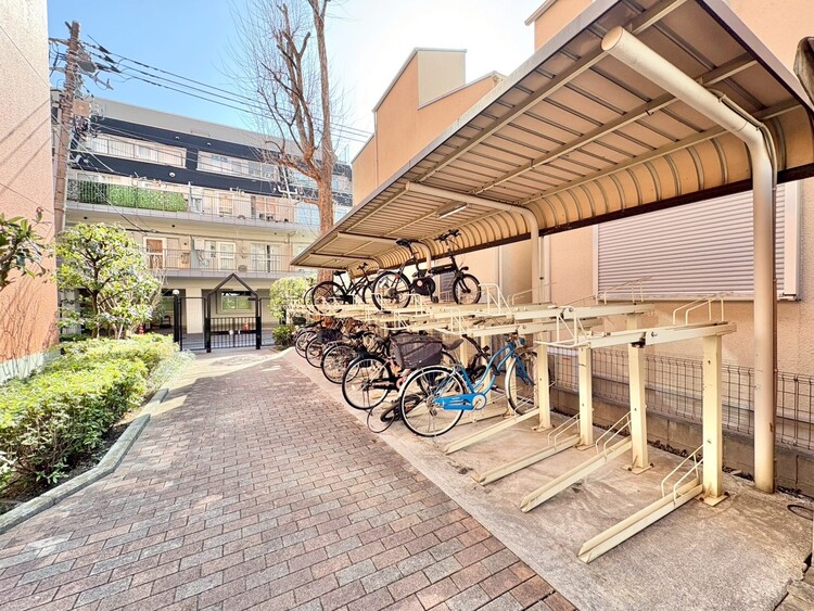 設備 きちんと整備された駐輪場。住む方の心遣いが感じられます。