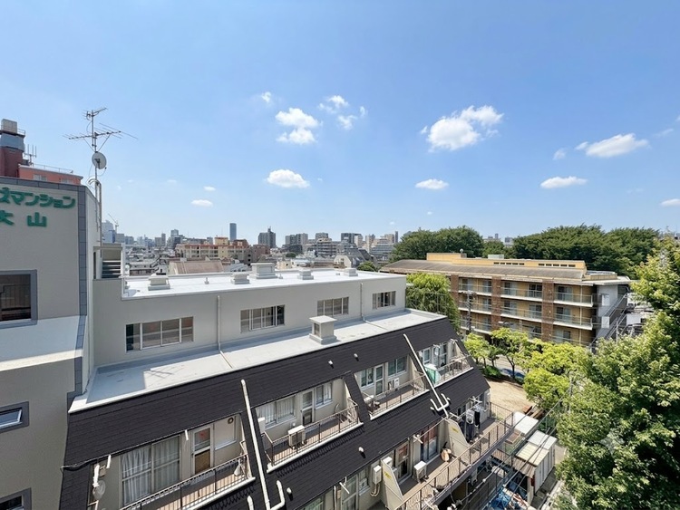 バルコニー 窓を開けると広がる青空。心をリフレッシュして日々を過ごしていきましょう。