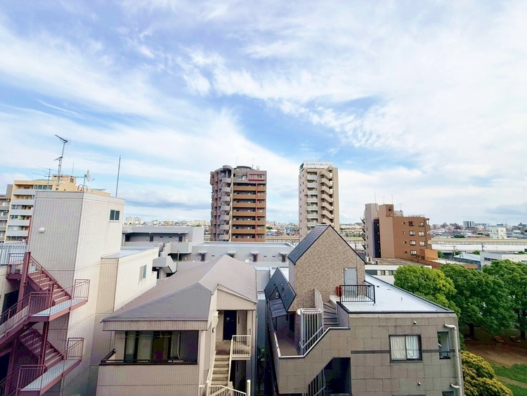 バルコニー 窓を開けると広がる青空。心をリフレッシュして日々を過ごしていきましょう。