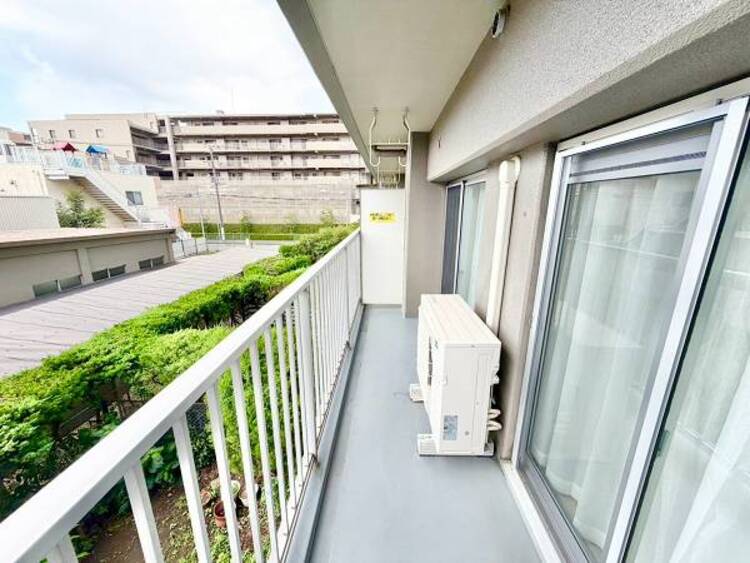 バルコニー 開放感のある眺望。要綱、風通しの良いワイドバルコニー。お洗濯も乾かしやすいですね。