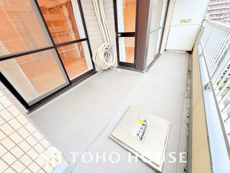 バルコニー 日当たりの良いバルコニーで晴れの日の洗濯物も楽しみになりますね
