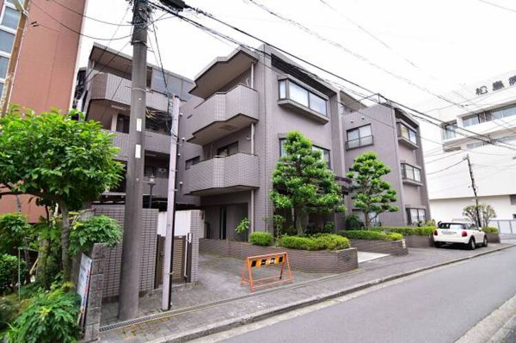 その他 角部屋　二面以上から陽光がふりそそぎ、明るい角住戸。開口部が多いため風も吹抜けます。さらに隣接する住戸は片側のみのため、プライバシー性にも優れます。