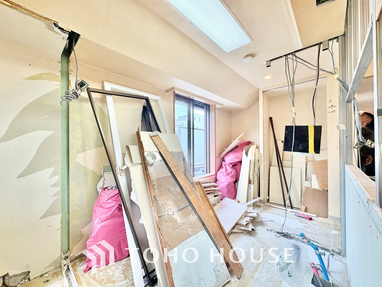 内装 【改装中】「想像していた以上に広い」が写真を撮っているときの感想です。家事動線に配慮したプランによりご家族がくつろげる明るく広い空間が確保できました。