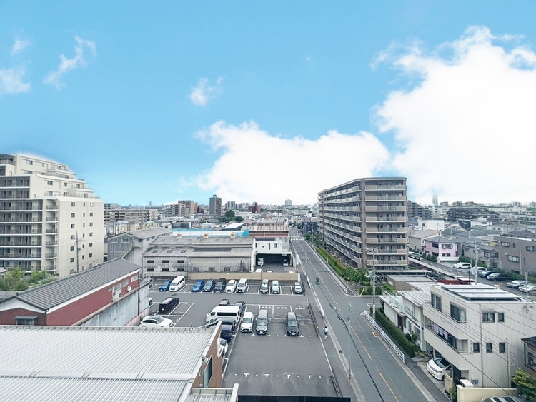バルコニー 窓を開けると広がる青空。心をリフレッシュして日々を過ごしていきましょう。