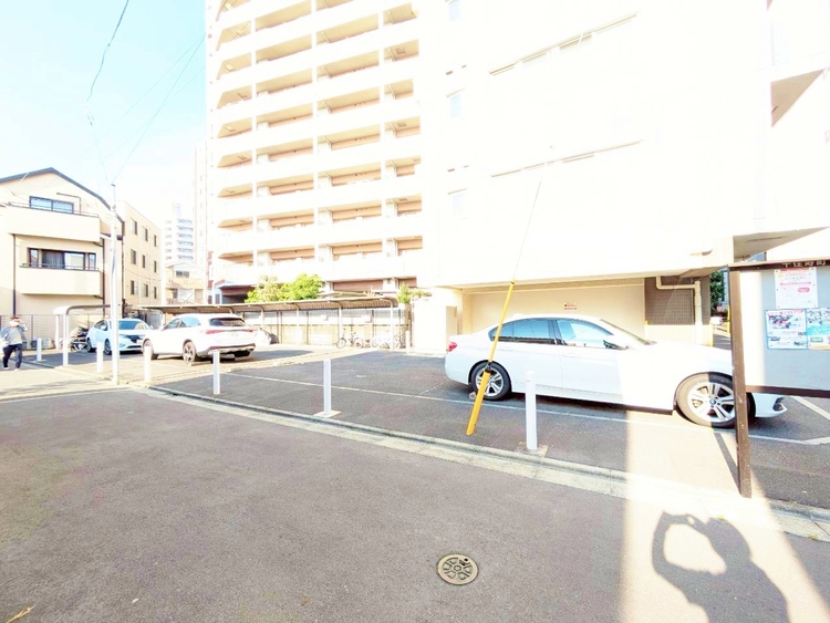 駐車場 本物件の駐車スペースです。車種制限のある場合もございますので、お気軽にお問い合わせくださいませ。