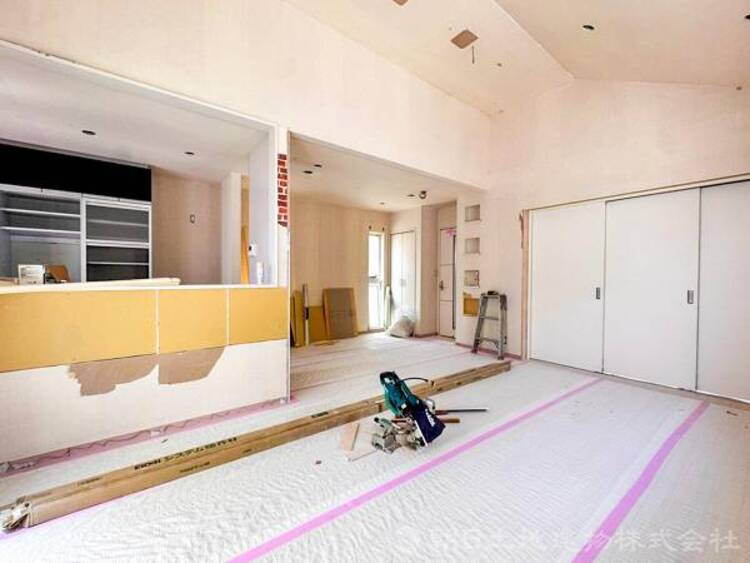 居間 リビングにあふれる採光と心地よい風のつどう調和された空間！！生活を彩る充実した日々が過ごせそうです。家族の滞在期間が長くなることを予測して、設計士が思いと工夫をこらした自慢のリビングダイニング！！！ 