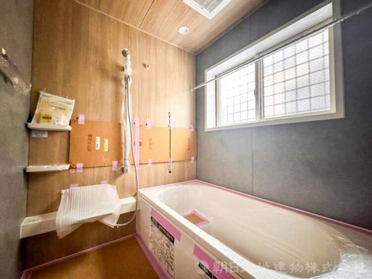 風呂 【浴室】ゆったりと寛げる広々バスで足を伸ばしてリラックス。　最新のユニットバスは設備も充実です。 