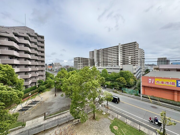 バルコニー 窓を開けると広がる青空。心をリフレッシュして日々を過ごしていきましょう。