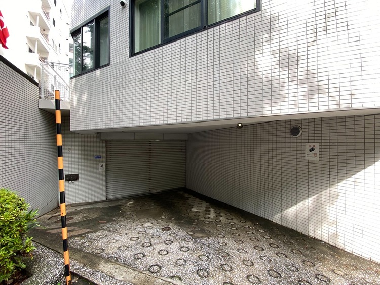 駐車場 平置きの駐車スペースが嬉しいですね。大きめのお車をお持ちの方でも難なくお停め頂けます。※空き状況は都度ご確認下さい。