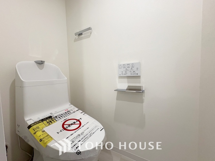 トイレ 【toilet】トイレットペーパーの使用回数を減らせることです。 シャワートイレを使用すれば、洗浄して汚れを落とすことができるため、トイレットペーパーの使用を最小限にとどめることができます。