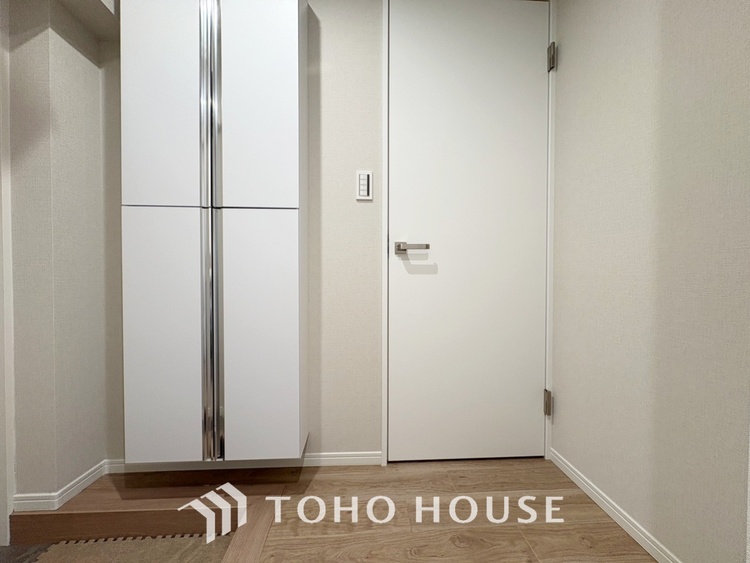 収納 【closet】奥行きのあるクローゼットを採用。衣装ケースや、掃除機といった電化製品まで多くの物を収納できるようなつくりになっております。是非一度、ご自身の目でお確かめ下さい。