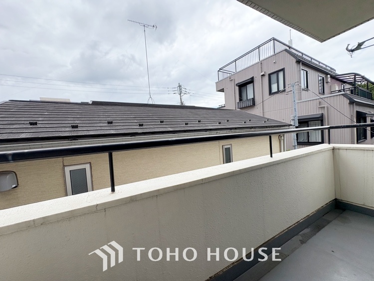 バルコニー 【Blue sky terrace】見上げると、空。時間を忘れ大空を見上げるなんて、いつぶりだろうか。こんなにも広く美しい情景がこの頭上にあったなんて。時間を忘れ、時を知る。